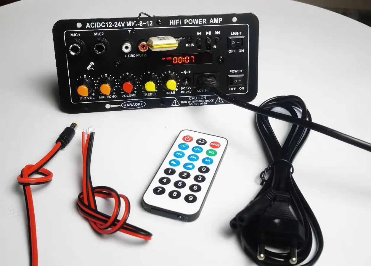 Placa amplificadora DSP Bluetooth 12V/24V com display e slot TF/USB para sistemas automóveis.