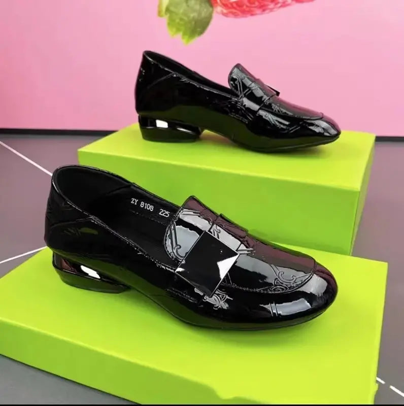 【Tamanhos 35-41】 Novos Sapatos de Mulher em Pele Brilhante, Versáteis e Modernos para 2026