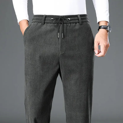 👖【Tamanhos L-5XL】Calça de moletom de veludo plus size para homem, ideal para o outono e inverno. Calça casual larga.