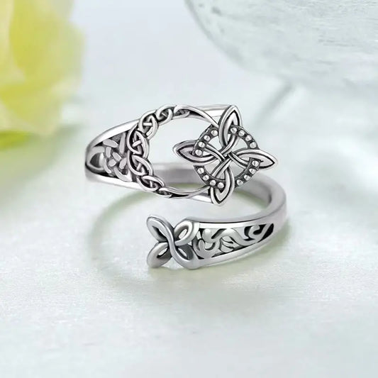 Anel com nó celta em prata de lei S925, compre um e leve outro grátis.